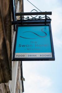un cartello per la cucina dell'hotel cigno e per le sale per le bevande alimentari di The Swan Hotel a Clitheroe