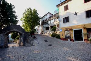 una calle adoquinada en una ciudad con edificios en Apartment Bastion, en Buzet