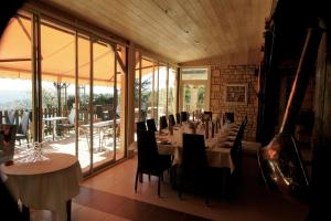 A restaurant or other place to eat at Hôtel-Restaurant Les Collines