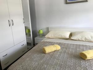 En eller flere senge i et værelse på Apartman Mirjana