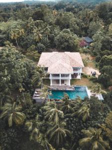 vista aerea di un resort con piscina di Good Vibes Villas a Unawatuna