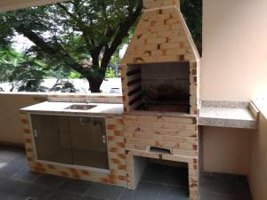 cocina con chimenea de ladrillo y fregadero en Seu Cantinho, en Río de Janeiro