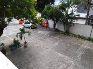 un estacionamiento vacío con un coche aparcado en él en Seu Cantinho, en Río de Janeiro