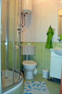 bagno con servizi igienici e lavandino di Sunflower a Spalato (Split)