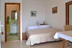 una camera con letto e un bagno con lavandino di Sunflower a Spalato (Split)