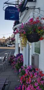 Ein paar Blumen hängen an der Seite eines Gebäudes in der Unterkunft Waterfront Hotel in Deal