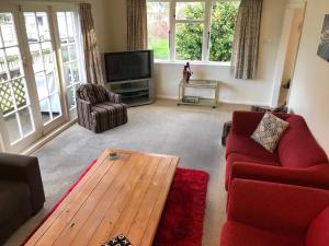 Sala de estar con sofá rojo y mesa de centro en Close to Picton Town en Picton