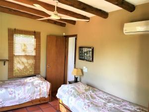 ein Schlafzimmer mit zwei Betten und einer Decke in der Unterkunft Lo de Lanny in Colonia del Sacramento