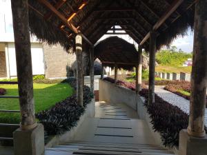 einen Gang durch einen Pavillon in einem Garten in der Unterkunft Gran Hotel de Lago - Shushufindi in Shushufindi