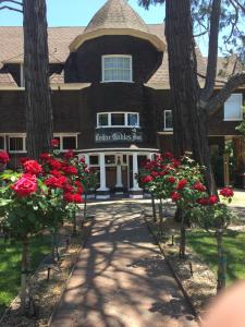 un edificio con rosas rojas delante de él en Cedar Gables Inn en Napa