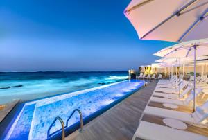 Bazén v ubytování Condado Ocean Club - Adults Only nebo v jeho okolí