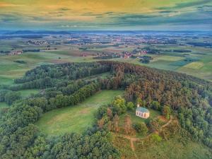 an aerial view of a small house on a field at Gästehaus Aßlschwang in Freystadt