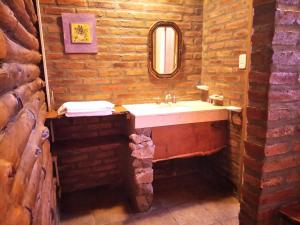 Villa TulumbaにあるPosada la Cabañaのバスルーム(洗面台、鏡付)