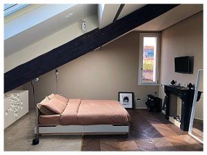 米蘭的住宿－Wellbeing，一间带一张床的卧室,位于带楼梯的房间
