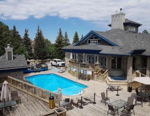 Luftaufnahme eines Hauses mit Swimmingpool in der Unterkunft Rustic Mountainside Chalet in Blue Mountains