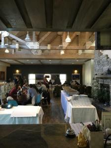 Majoituspaikan Rustic Mountainside Chalet ravintola tai vastaava paikka