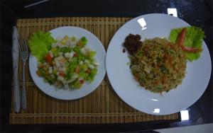 Makanan di atau berdekatan hotel