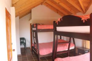 Een bed of bedden in een kamer bij Alcalá Cabañas Campestres