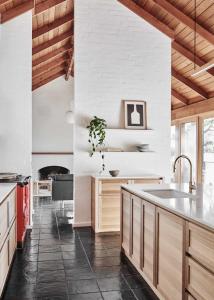 cocina con paredes blancas y armarios de madera en Seville Estate, en Seville