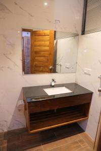 a bathroom with a sink and a mirror at Lakewood Residence in Kandy