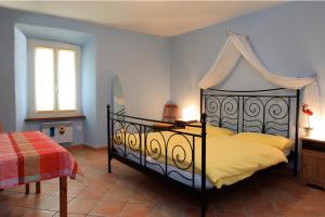 ein Schlafzimmer mit einem schwarzen Bett mit Baldachin in der Unterkunft Annie's Bed & Breakfast in Ascona