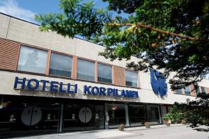 un letrero de hospital köraird en la parte delantera de un edificio en Hotel Korpilampi, en Espoo