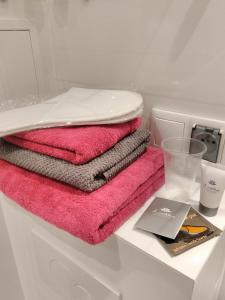 une pile de serviettes posée sur une table dans l'établissement Apartment Sunny Day Gdynia Center, à Gdynia