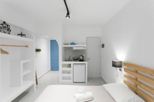 アギオス・プロコピオスにあるNaxos Colosseoの白いアパートメントで、キッチン、リビングルームが備わります。