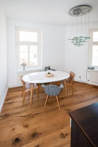 ザスニッツにあるFerienwohnung "Kleines Glück auf 100qm" - min 3 nights, max 5 persのテーブルと椅子のあるダイニングルーム