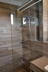 eine Dusche mit Glastür im Bad in der Unterkunft Seeappartements Bürger in Krumpendorf am Wörthersee