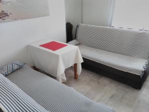 um quarto com duas camas e uma mesa e uma mesa e cadeiras em Apartment Sunny Day Gdynia Center em Gdynia