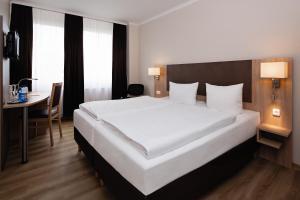 Postel nebo postele na pokoji v ubytování Hotel Berliner Bär