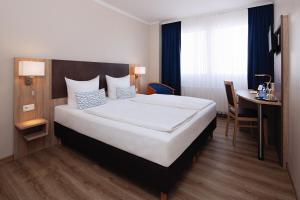 Postel nebo postele na pokoji v ubytování Hotel Berliner Bär