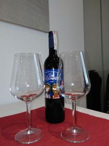 deux verres à vin assis à côté d'une bouteille de vin dans l'établissement Apartment Sunny Day Gdynia Center, à Gdynia 20 autres photos