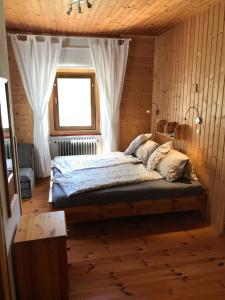 um quarto com uma cama num quarto com uma janela em Georgihof im Park em Unterburg am Klopeiner See