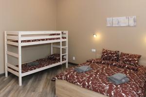 een slaapkamer met een bed en een stapelbed bij Marbella Rezidence in Ventspils