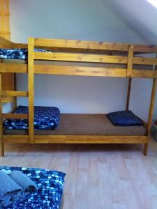 2 Etagenbetten befinden sich in einem Zimmer mit einer gedankenlosen, gedankenlosen, gedankenlosen, gedankenlosen, leidenschaftlichen in der Unterkunft Apartmán Nerudovka in Kašperské Hory