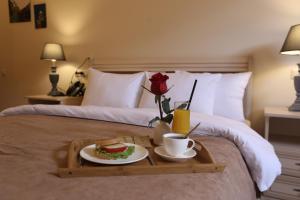 un vassoio con un panino e una tazza di caffè su un letto di Le Caucase a Tbilisi City