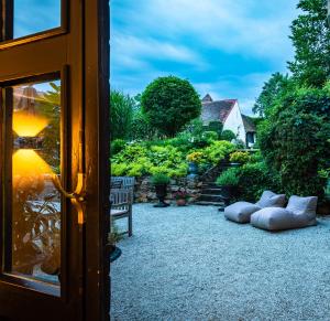 uma vista para um jardim através de uma porta em Boutique-Hotel Alter Gerichtshof em Hartberg