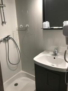 Koupelna v ubytování Hôtel le Rohu + 37 fotografií