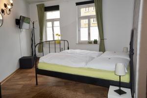 A bed or beds in a room at Haus Wallstraße