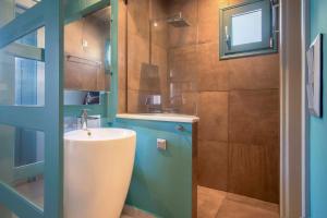 A bathroom at Armeno Resort