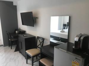Kuchyň nebo kuchyňský kout v ubytování Cafe de Paris