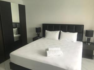Postel nebo postele na pokoji v ubytování Cafe de Paris