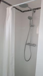 エンプリアブラバにある010 Segre casa con piscina y amarreの白いシャワーカーテン付きのシャワーロッド