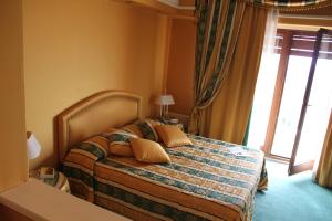 Habitación de hotel con cama y ventana en 501 Hotel, en Vibo Valentia