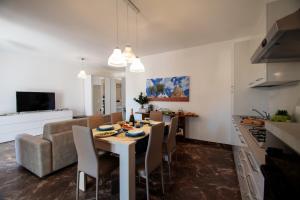 Una cocina y una sala de estar con mesa y sillas. en Terra di Levante, en Mola di Bari