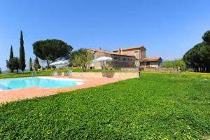 Bazén v ubytování Agriturismo Montecchio nebo v jeho okolí