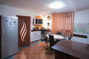 Una cocina y un comedor con una mesa y un refrigerador. en Vila Zeno, en Brasov 10 fotos más
