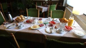 uma mesa com pratos de comida em Gasthof zur Post em Cobbenrode